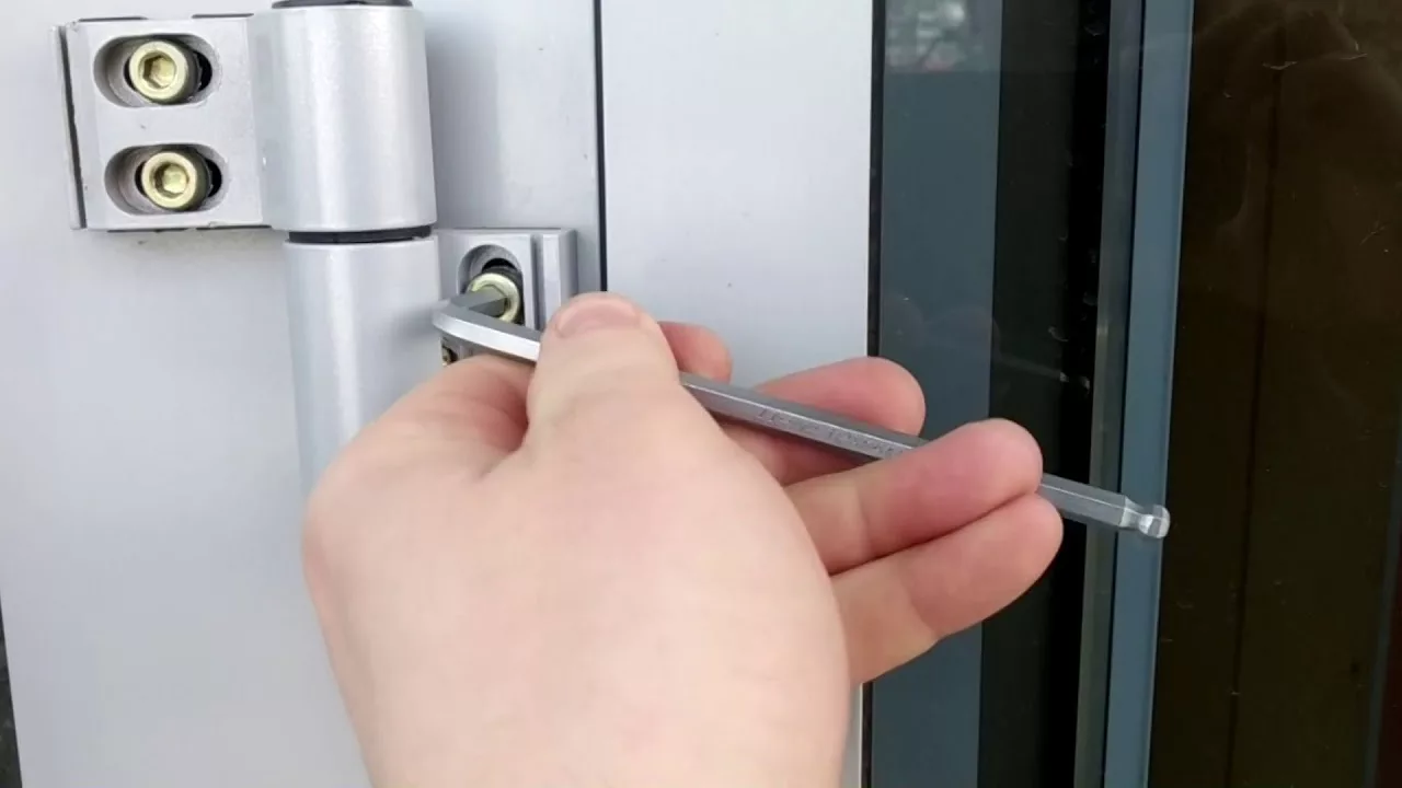 Регулировка накладной петли алюминиевой двери шестигранным ключом